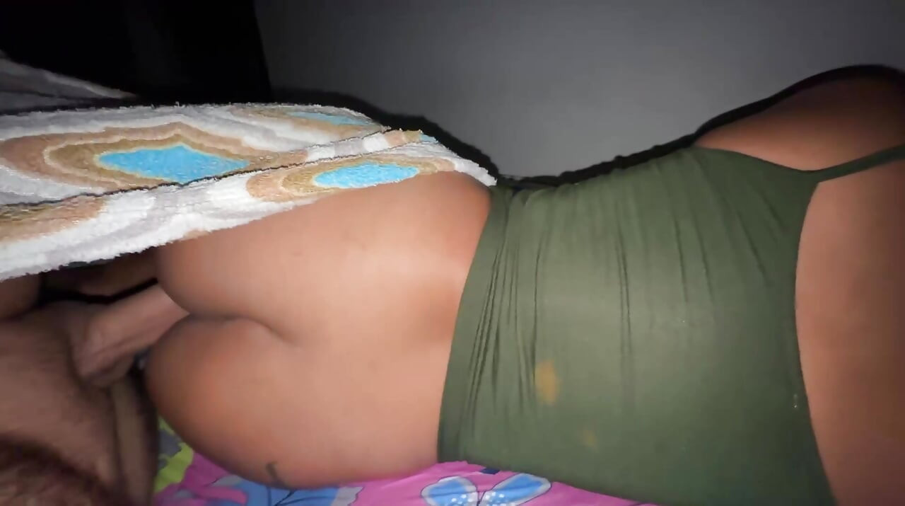 Komşumun karısı lezzetli bir şekilde biniyor
