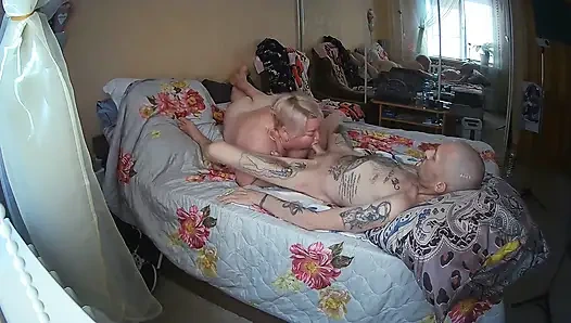 Üvey anne izin gününde derin bir yarak emiyor