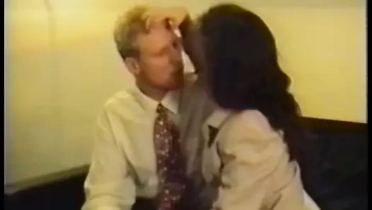 Kırmızı iç çamaşırlı seksi fahişe sıkı amcığını büyük bir yarakla dolduruyor