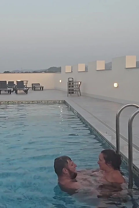 Трахаю в бассейне