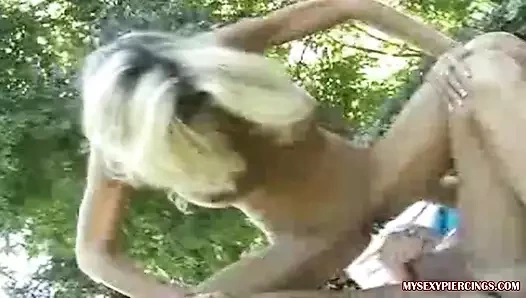 Seksi piercingli orta yaşlı seksi kadın çift pirsingli klitoris kapşonlu ve