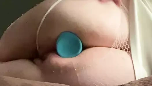 Utangaç kız uzaylı dildoyla götünü genişletmeye çalışıyor