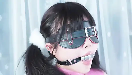 Ms17- kızı gırtlağını tıkamak ve zorlandırmak için koli bandı kullanıyor