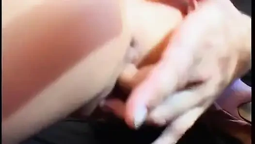 Kaltak sarışın kanepede biniyor