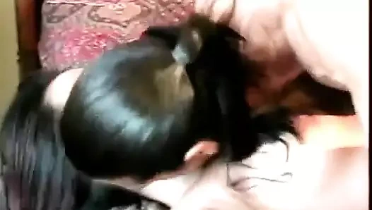 İnanılmaz iyi şekilli Asyalı bebek yarak emiyor ve sert sikiliyor