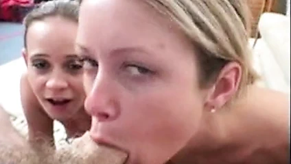 Busty amatör güneşli ve çobanpüskülü verir çift oral seks