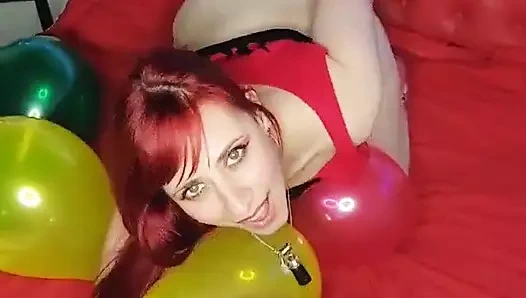 Pelirroja Caliente Se Excita Con Su Cama Llena De Globos! Looner Fetish
