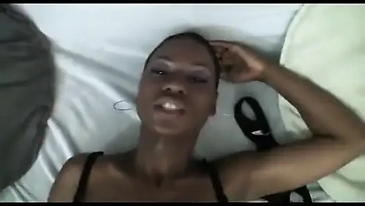 Seksi zenci kız büyük yarak emiyor