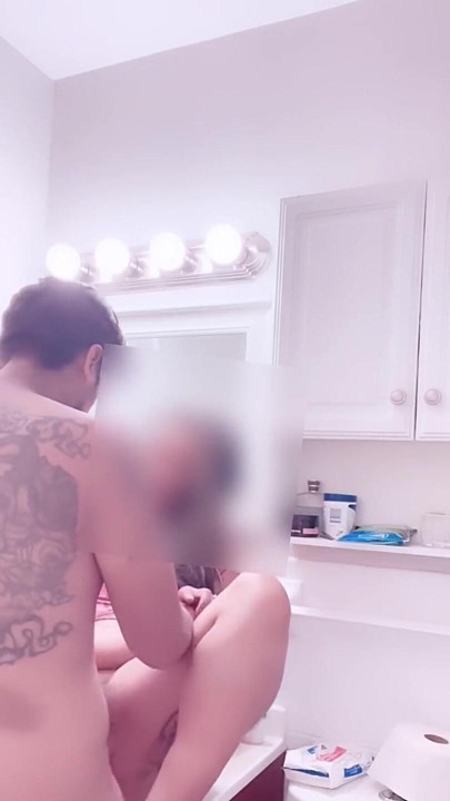 Banyo lavabosunun üstüne biraz yarak verdim