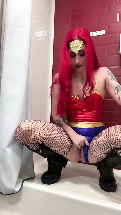 Harika kadın işiyor ve orgazm oluyor