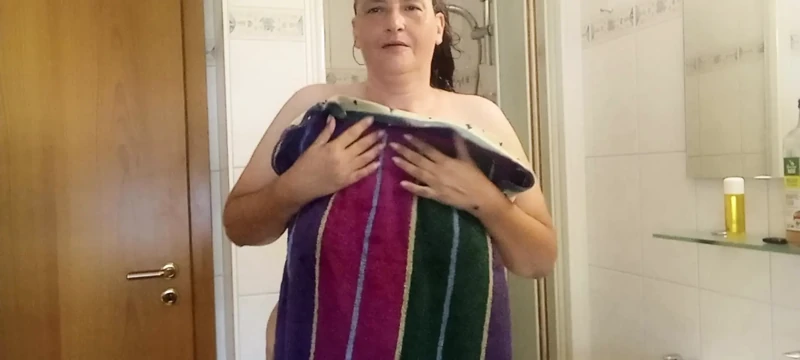 Olgun Alman MILF 52 yaşında, duşun altında tombul bir vücut yüzüne seriyor