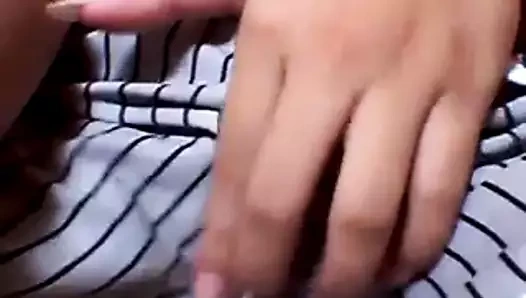 Une philippine qui a la chatte en feu 1