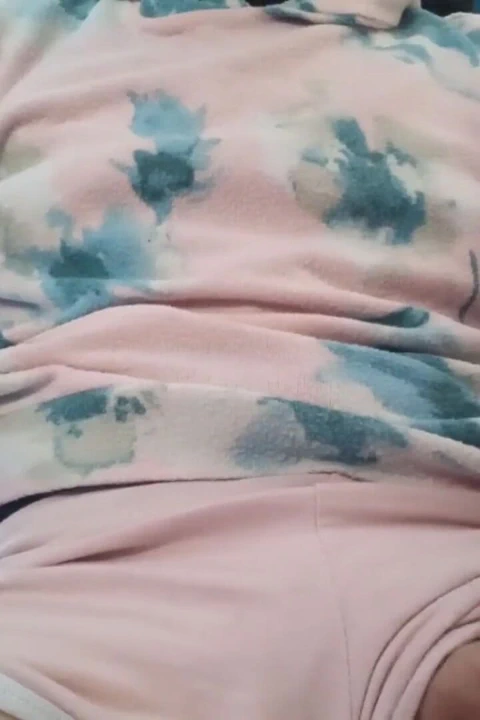 Pembe kapüşonlu kız arkadaşımla okşuyor