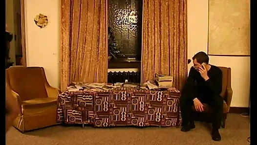 Sarışın, ince vücudu ve orta göğüslü