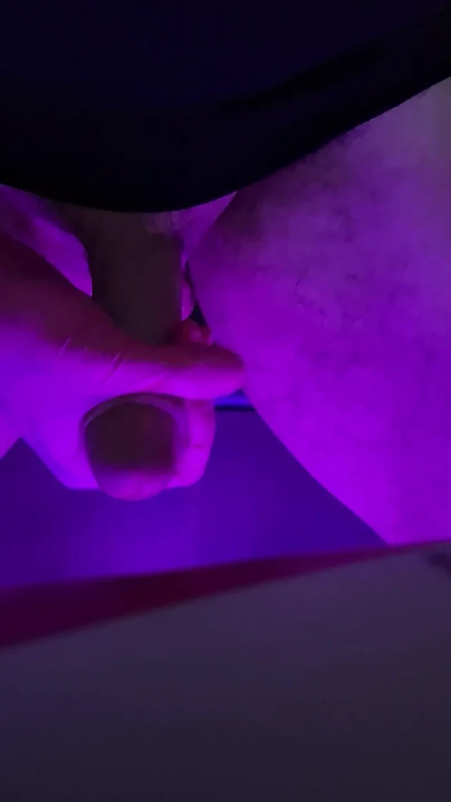 Yalnız erkek mastürbasyon büyük yarak ve boşalma