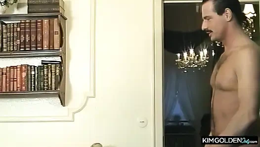 Leidenschaftlicher Sofa-Fick mit blonder Verfuehrerin