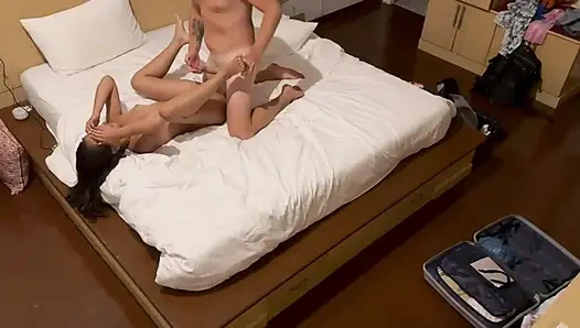 Oteldeki kamera, tatil sırasında eşimi bir Asyalı kadınla nasıl aldattığımı kaydetti