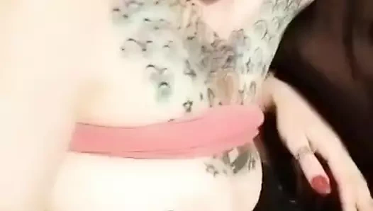 Vücuduma bakıyorum