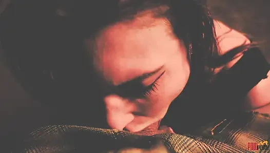 Kapana kısılmış sürtük soyunuyor ve tutsakları emiyor