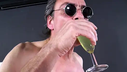 Topuklu ayakkabılar, piercing ve büyük göğüsler bu şanslı adamın görmesi gereken tek şey, götünü sikmek istiyor