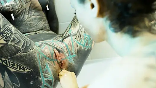 Экстремальный фистинг и пролапс в ванне - массивный сквирт и игра в банкомате