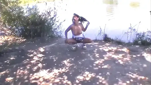 Klasik dağınık kıllı amcık kız mia'nın döllerini boşaltıyor