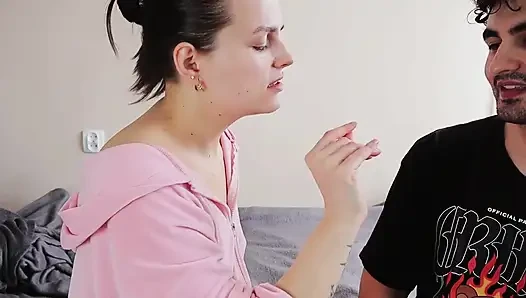 parmaklarını ilk kez ısırıyor