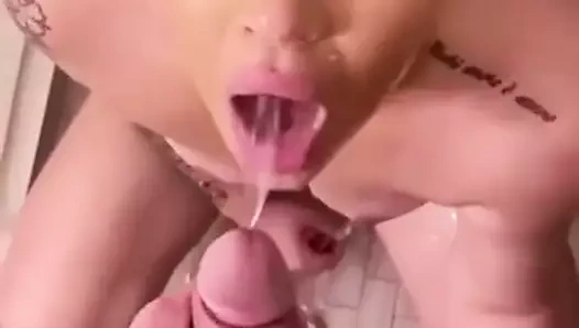 Güzel bir sürtük çiş içer. büyük. lezzetli.