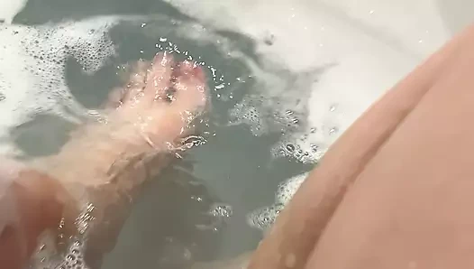 Seksi bacaklarımı küvette sırılsıklam etmekten zevk alıyorum