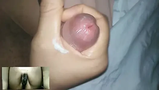 Evli kadın görüntülü görüşmede kocası için mastürbasyon yapıyor