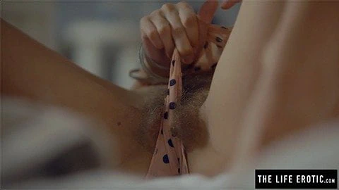 Kabarık nipelli milf Mastürbasyon at ev altında ona ıslak külot