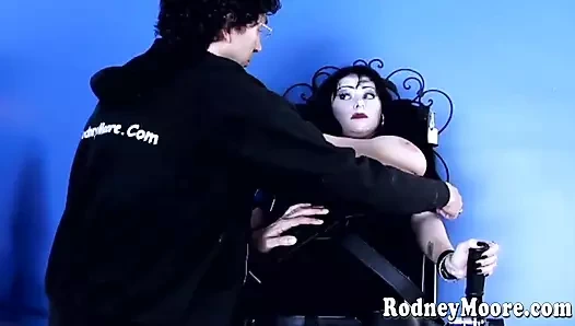 Büyük memeli gotik piliç sikilmeyi bekleyen bir vampir