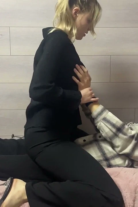 Topuklu sarışın iş kadını tarafından kontroldeki kadın kuru kambur