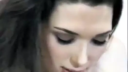 Seksi esmer genç kız lavabosunun üzerinde ters domalıyor ve götten sikiliyor