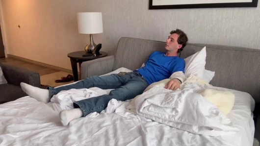 Üvey oğul otel odasını dağıtıyor ve sonra ateşli üvey annesi Danni Jones'a daha büyük bir dağınıklık yapıyor