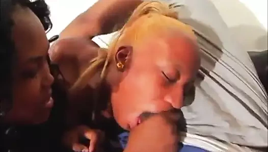 İki zenci sürtük büyük siyah yarağı paylaşıyor ve amcığını yalıyor