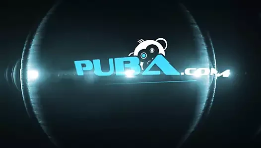 Dani yatakta eğlenceli bir seks için erik uyanır