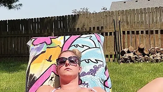 Ateşli evli kadın Lexi Love komşusu dışarıdayken bahçede mastürbasyon yapıyor!