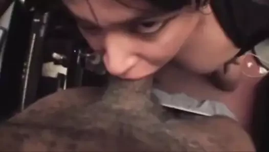 Bu fahişe choke üzerinde dev siyah çük