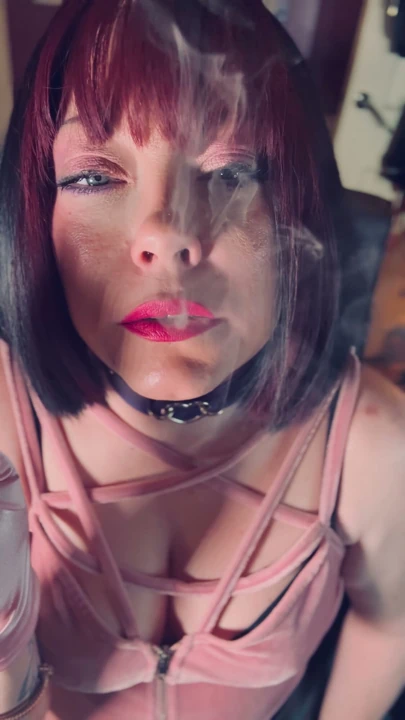 Tatlı Gotik Kız Tina Snua Saten Eldivenler ve Takılarla Mantar Sigarası İçiyor - Sigara İçen Sigara İçen BBW OMI Snap Inhale… | Klip 1