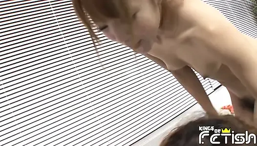 Возбужденная японская девушка играет с членом своего любовника в ванной и занимается интенсивным сексом