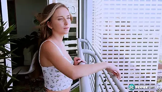 Minyon genç macy paten yapmayı seviyor, arabalarda çalışıyor,