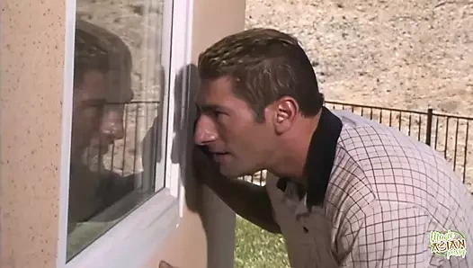 İki sarışının birbirlerini acımasızca yalamalarını izlemek ateşli bir üçlü sekse yol açıyor