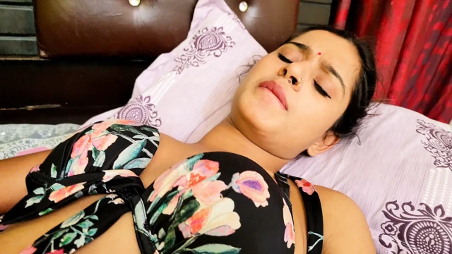 Hintli desi sasur bahu yatak kalesinde sert seks yapıyor ve yaşlı adam videosuyla pembe amcığı yalıyor