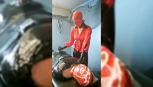 Lateks içinde mumyalanmış kölede aşırı nefes oyunu