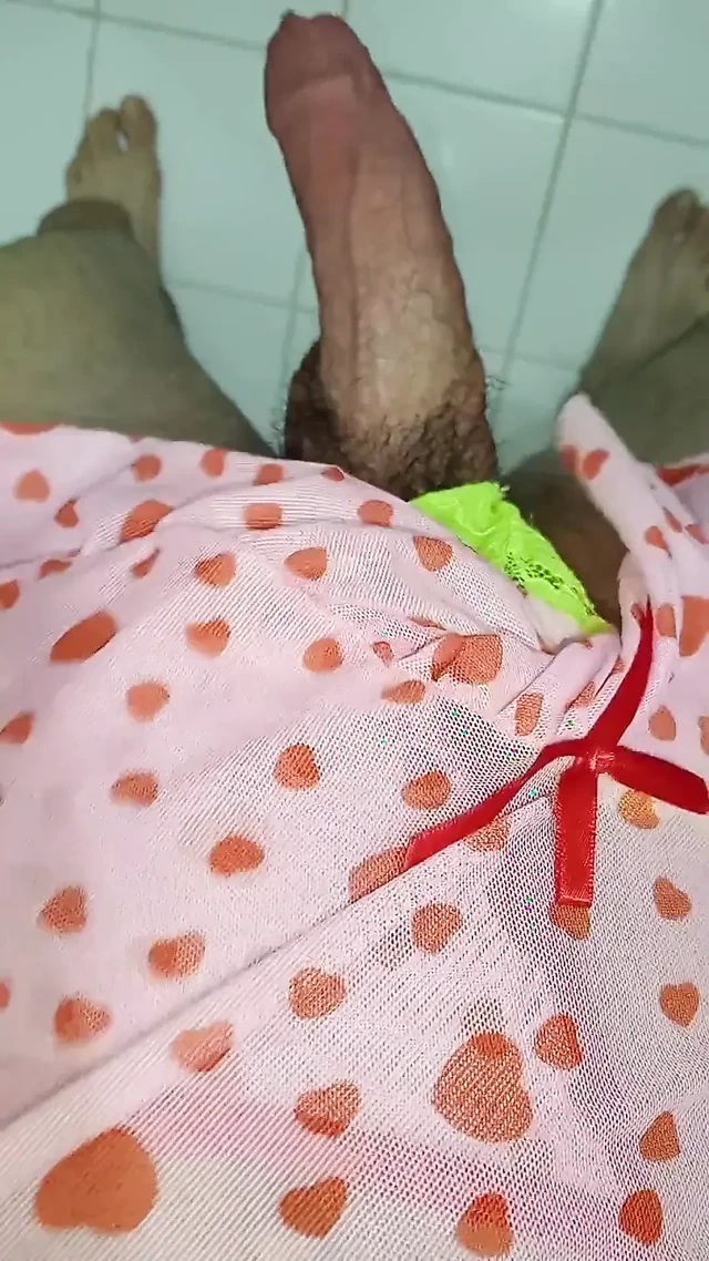 İtaatkar Trans Banyoda Elbise Altında Mastürbasyon Yapıyor, Büyük Penis