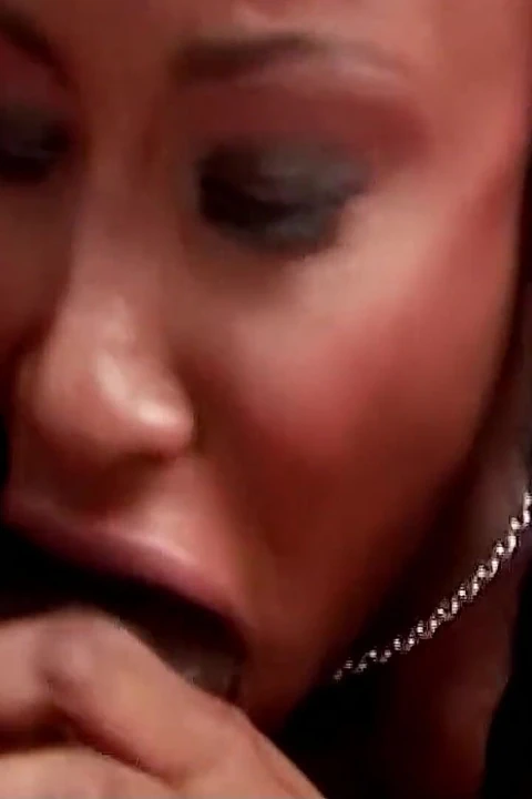 Seksi zenci orta yaşlı seksi kadın Kianna Jade randevusunu gırtlağına kadar alıyor ve sert sikiliyor