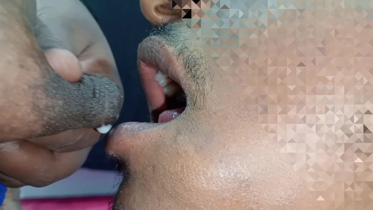 Büyük memeli evli kadın gırtlağına kadar alıyor