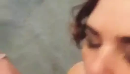 Kısa saçlı güzellik kafa verir