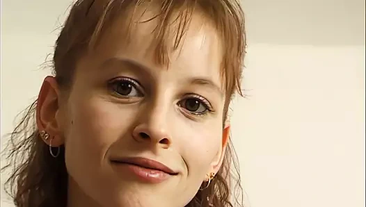 junge rothaarige spielt vor der kamera mit vibrator